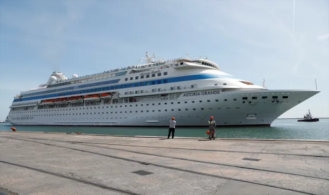 "Astoria Grande" kruvaziyeri 998 yolcusuyla Samsun Limanı’na demirledi "Astoria Grande" kruvaziyeri 998 yolcusuyla Samsun Limanı’na demirledi