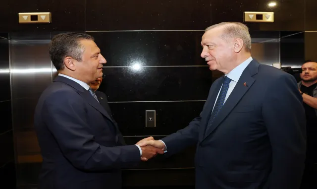 Cumhurbaşkanı Erdoğan, CHP Genel Başkanı Özel’i kabul etti Cumhurbaşkanı Erdoğan, CHP Genel Başkanı Özel’i kabul etti