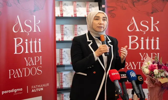 Doç. Dr. Fatmanur Altun, "Aşk Bitti Yapı Paydos" kitabını imzaladı Doç. Dr. Fatmanur Altun, "Aşk Bitti Yapı Paydos" kitabını imzaladı