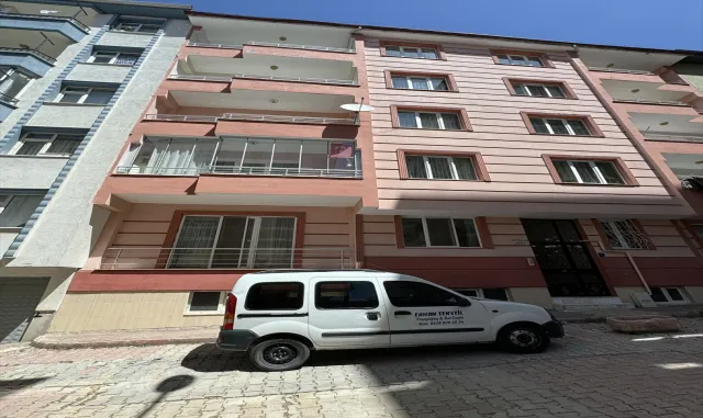 Elazığ’da 4. kattan hafif ticari aracın üstüne düşen kadın hastanede öldü Elazığ’da 4. kattan hafif ticari aracın üstüne düşen kadın hastanede öldü
