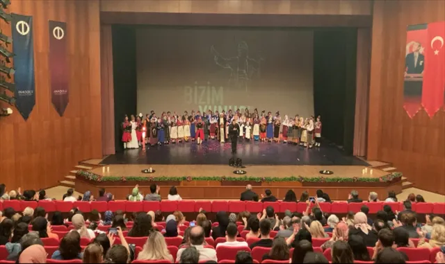 Eskişehir’de "Bizim Yunus" dans gösterisi sahnelendi Eskişehir’de "Bizim Yunus" dans gösterisi sahnelendi