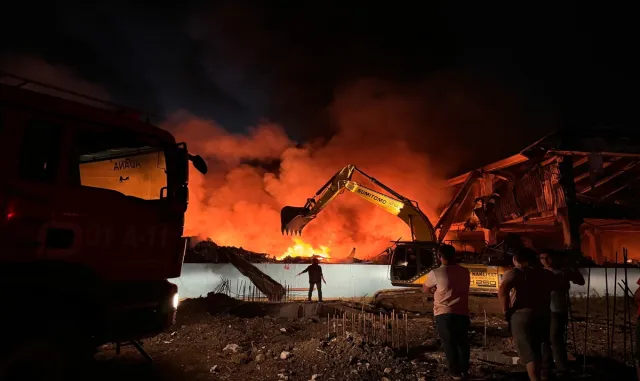 GÜNCELLEME - Adana’da motosiklet üretim tesisinde çıkan yangına müdahale ediliyor GÜNCELLEME - Adana’da motosiklet üretim tesisinde çıkan yangına müdahale ediliyor