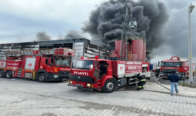 GÜNCELLEME - Aksaray’da atık yağ geri dönüşüm fabrikasında çıkan yangın kontrol altına alındı GÜNCELLEME - Aksaray’da atık yağ geri dönüşüm fabrikasında çıkan yangın kontrol altına alındı