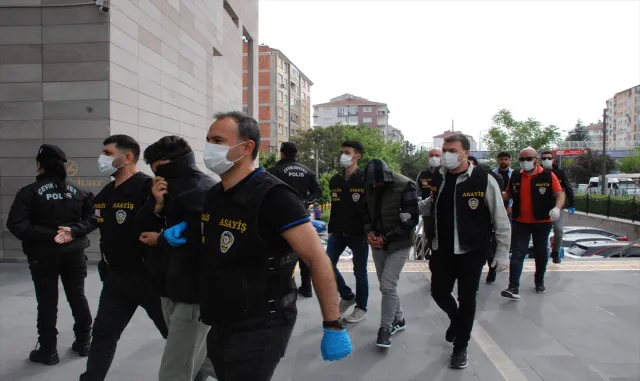 GÜNCELLEME - Eskişehir’de ucuza yağ ve şeker satma vaadiyle 43 kişiyi dolandıran 5 şüpheli tutuklandı GÜNCELLEME - Eskişehir’de ucuza yağ ve şeker satma vaadiyle 43 kişiyi dolandıran 5 şüpheli tutuklandı
