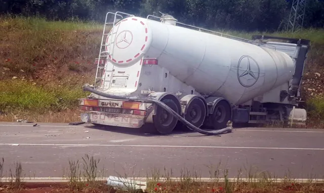 GÜNCELLEME - Gaziantep’te minibüsle beton mikseri çarpıştı GÜNCELLEME - Gaziantep’te minibüsle beton mikseri çarpıştı