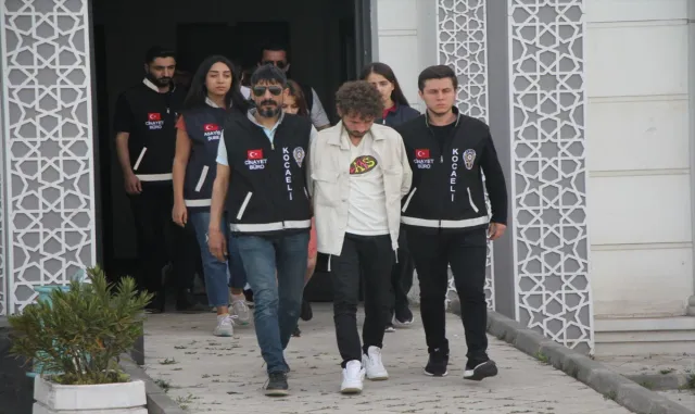GÜNCELLEME - Kocaeli’de genç kızın kaza yerinde boynunda iple ölü bulunmasına ilişkin 1 zanlı tutuklandı GÜNCELLEME - Kocaeli’de genç kızın kaza yerinde boynunda iple ölü bulunmasına ilişkin 1 zanlı tutuklandı