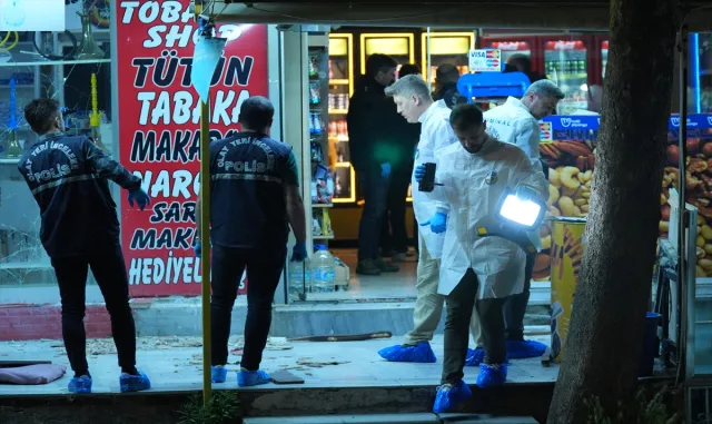 GÜNCELLEME - Küçükçekmece’de ses bombası atılan iş yerindeki 2 kişi yaralandı GÜNCELLEME - Küçükçekmece’de ses bombası atılan iş yerindeki 2 kişi yaralandı