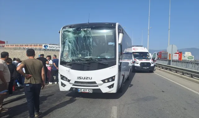 GÜNCELLEME - Manisa’da iki servis midibüsü ile otobüsün çarpışması sonucu 35 kişi yaralandı GÜNCELLEME - Manisa’da iki servis midibüsü ile otobüsün çarpışması sonucu 35 kişi yaralandı
