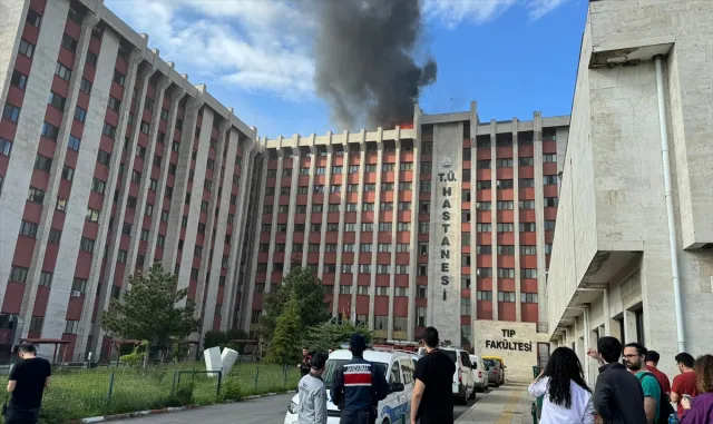 GÜNCELLEME - Trakya Üniversitesi Tıp Fakültesi Hastanesinin çatısındaki yangın kontrol altına alındı GÜNCELLEME - Trakya Üniversitesi Tıp Fakültesi Hastanesinin çatısındaki yangın kontrol altına alındı