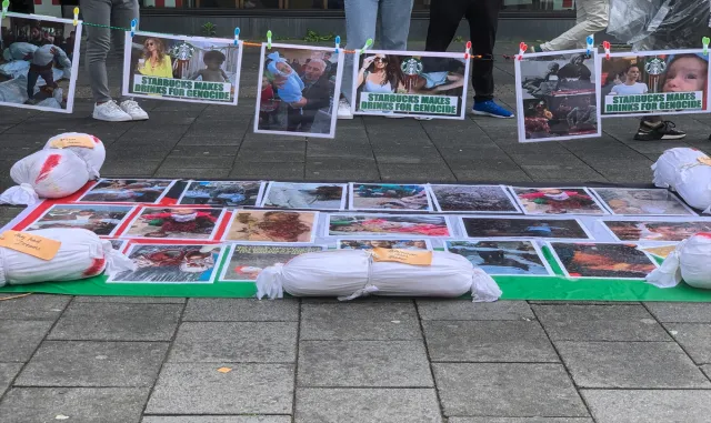 Hollanda’da bir araya gelen gruplar, Starbucks şubelerinin önünde İsrail’i protesto etti Hollanda’da bir araya gelen gruplar, Starbucks şubelerinin önünde İsrail’i protesto etti