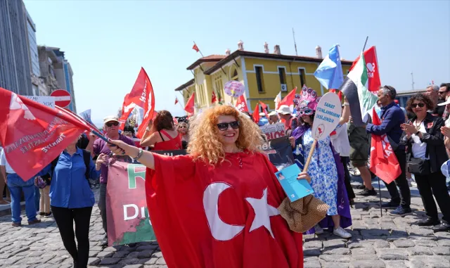 İzmir ve çevre illerde 1 Mayıs Emek ve Dayanışma Günü kutlandı İzmir ve çevre illerde 1 Mayıs Emek ve Dayanışma Günü kutlandı