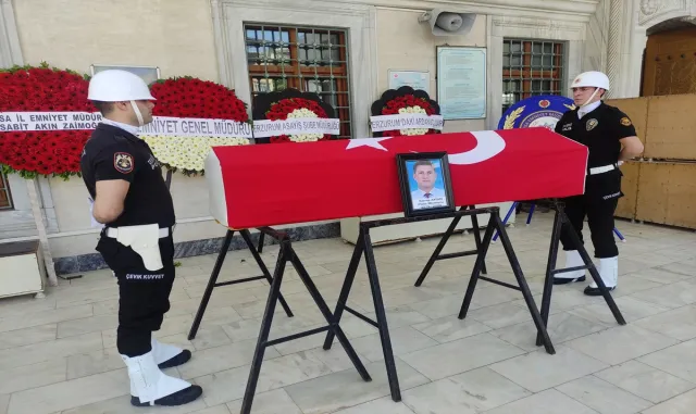 Kalp krizinden vefat eden polis memuru Savaş Aydın’ın cenazesi Orhangazi’de defnedildi Kalp krizinden vefat eden polis memuru Savaş Aydın’ın cenazesi Orhangazi’de defnedildi