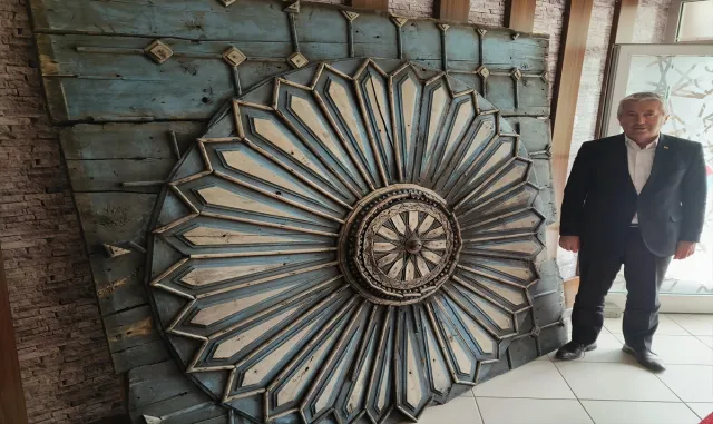 Kastamonu’da yıkılan tarihi evin tavan süslemesi İhsangazi Belediyesinde sergileniyor Kastamonu’da yıkılan tarihi evin tavan süslemesi İhsangazi Belediyesinde sergileniyor