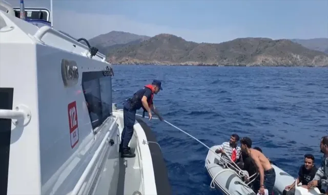 Muğla açıklarında su alan bottaki 14 düzensiz göçmen kurtarıldı Muğla açıklarında su alan bottaki 14 düzensiz göçmen kurtarıldı