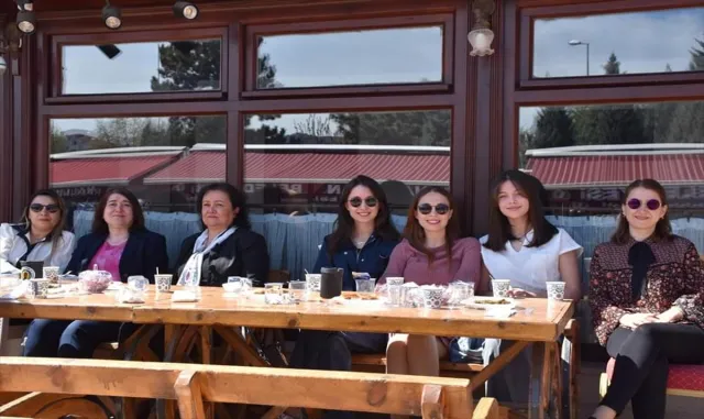 Nallıhan Belediyesi, kültür merkezinin bahçesinde ücretsiz çay servisi hizmeti başlattı Nallıhan Belediyesi, kültür merkezinin bahçesinde ücretsiz çay servisi hizmeti başlattı