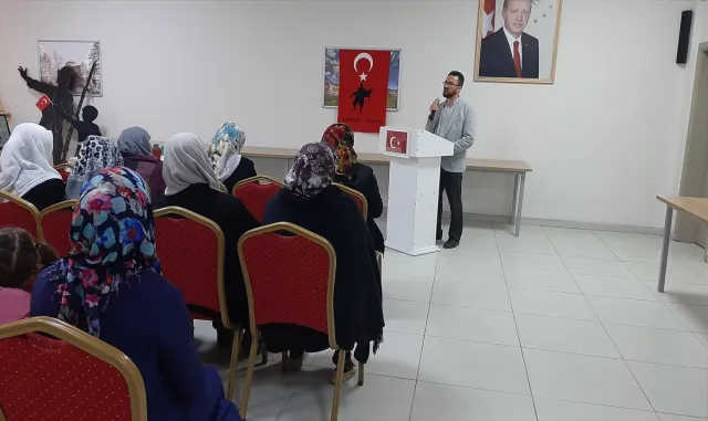 Sarıoğlan’da "Savaş, Göç ve Aile" konulu seminer verildi Sarıoğlan’da "Savaş, Göç ve Aile" konulu seminer verildi