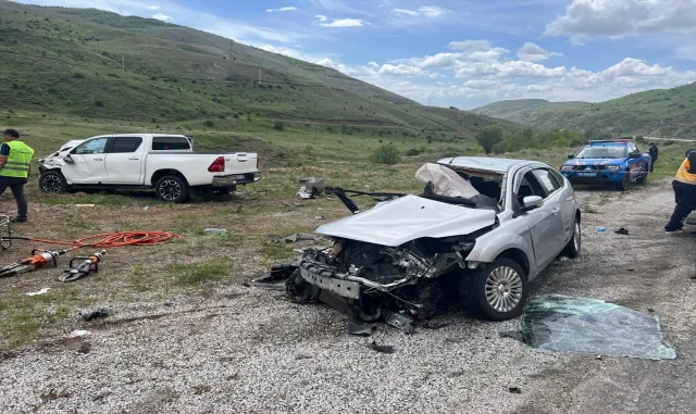 Sivas’ta pikap ile otomobilin çarpıştığı kazada 2 kişi öldü, 2 kişi ağır yaralandı Sivas’ta pikap ile otomobilin çarpıştığı kazada 2 kişi öldü, 2 kişi ağır yaralandı