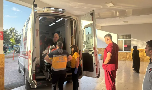 Sivas’ta yıldırım çarpması sonucu yaralanan patates işçisi tedavi gördüğü hastanede öldü Sivas’ta yıldırım çarpması sonucu yaralanan patates işçisi tedavi gördüğü hastanede öldü