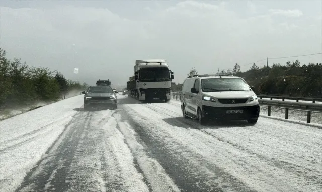 Sivrihisar-Polatlı kara yolunda dolu etkili oldu Sivrihisar-Polatlı kara yolunda dolu etkili oldu