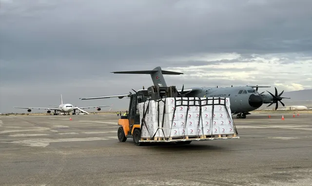 Türkiye, Afganistan’daki selzedelere 24 tonluk insani yardım gönderdi Türkiye, Afganistan’daki selzedelere 24 tonluk insani yardım gönderdi