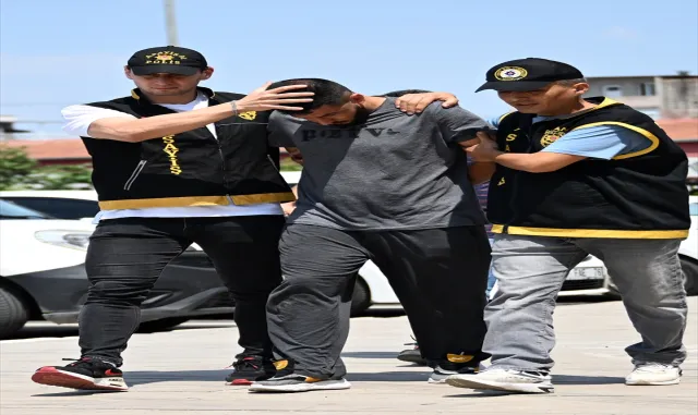 Adana’da eşini öldüren, bacanağı ve yoldan geçen 2 kişiyi yaralayan zanlı yakalandı Adana’da eşini öldüren, bacanağı ve yoldan geçen 2 kişiyi yaralayan zanlı yakalandı
