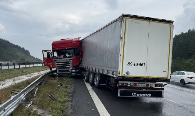 Anadolu Otoyolu’nun Bolu kesiminde bariyere çarpan tırın sürücüsü yaralandı Anadolu Otoyolu’nun Bolu kesiminde bariyere çarpan tırın sürücüsü yaralandı