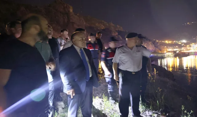 Artvin’de alabora olan tekneden göle düşen 5 kişiden 1’i öldü Artvin’de alabora olan tekneden göle düşen 5 kişiden 1’i öldü