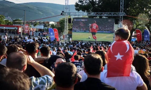 Bursa’da A Milli Futbol Takımı’nın maçı açık alandaki dev ekranlardan izlendi Bursa’da A Milli Futbol Takımı’nın maçı açık alandaki dev ekranlardan izlendi