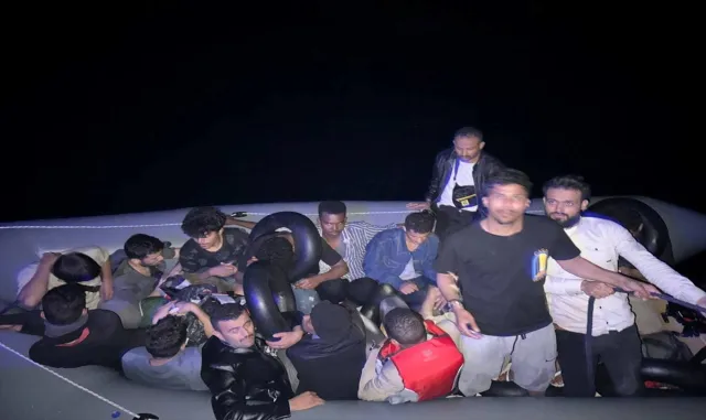 Çanakkale açıklarında 18 düzensiz göçmen kurtarıldı Çanakkale açıklarında 18 düzensiz göçmen kurtarıldı