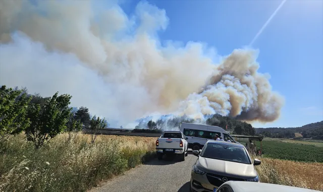 Çanakkale’nin Eceabat ilçesindeki orman yangınına müdahale ediliyor Çanakkale’nin Eceabat ilçesindeki orman yangınına müdahale ediliyor