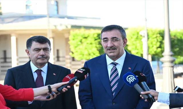 Cumhurbaşkanı Yardımcısı Yılmaz, bayram namazının ardından gazetecilere konuştu: Cumhurbaşkanı Yardımcısı Yılmaz, bayram namazının ardından gazetecilere konuştu:
