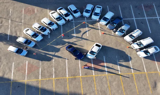 Depremde zarar gören otomobillere "change" işlemi yapan 4 zanlı tutuklandı Depremde zarar gören otomobillere "change" işlemi yapan 4 zanlı tutuklandı