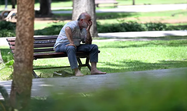 Doğu Akdeniz’de mevsim normalleri üstünde seyreden sıcak hava vatandaşları bunaltıyor Doğu Akdeniz’de mevsim normalleri üstünde seyreden sıcak hava vatandaşları bunaltıyor