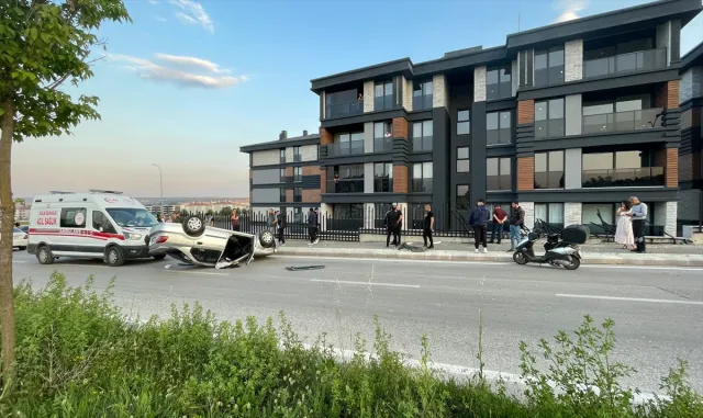 Eskişehir’de sitenin bahçe korkuluğuna çarparak devrilen otomobilin sürücüsü yaralandı Eskişehir’de sitenin bahçe korkuluğuna çarparak devrilen otomobilin sürücüsü yaralandı