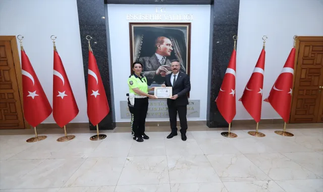 Eskişehir Valisi Aksoy, 23 kişinin hayatını kurtaran polis memurunu ağırladı Eskişehir Valisi Aksoy, 23 kişinin hayatını kurtaran polis memurunu ağırladı