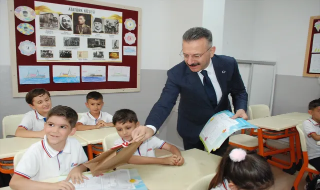 Eskişehir Valisi Aksoy, öğrencilere karnelerini dağıttı Eskişehir Valisi Aksoy, öğrencilere karnelerini dağıttı