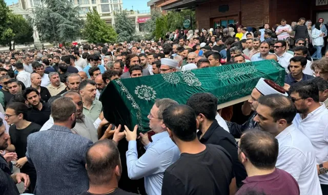 Fatih’te silahla vurularak öldürülen öğretmen son yolculuğuna uğurlandı Fatih’te silahla vurularak öldürülen öğretmen son yolculuğuna uğurlandı