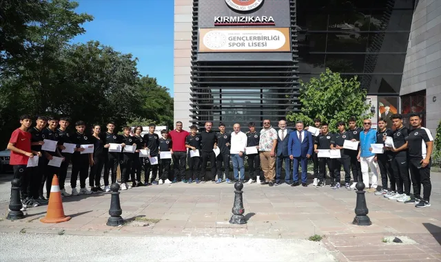Gençlerbirliği Spor Lisesi öğrencileri karnelerini aldı Gençlerbirliği Spor Lisesi öğrencileri karnelerini aldı