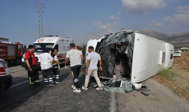 GÜNCELLEME 2 - Mersin’de 2 servis aracı ve otomobilin karıştığı kazada 2 kişi öldü, 35 kişi yaralandı GÜNCELLEME 2 - Mersin’de 2 servis aracı ve otomobilin karıştığı kazada 2 kişi öldü, 35 kişi yaralandı