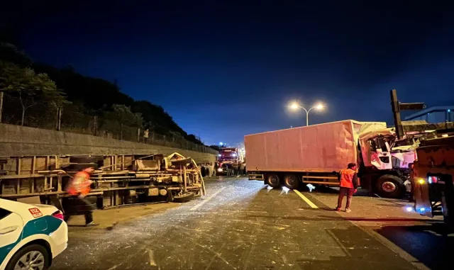 GÜNCELLEME - Anadolu Otoyolu’nun Kocaeli kesimindeki trafik kazasında 4 kişi yaralandı GÜNCELLEME - Anadolu Otoyolu’nun Kocaeli kesimindeki trafik kazasında 4 kişi yaralandı