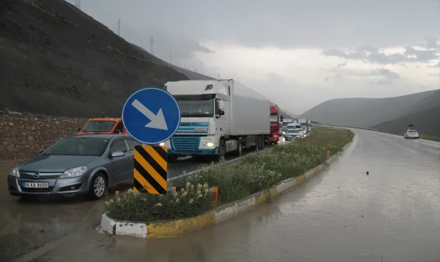 GÜNCELLEME - Heyelan nedeniyle kapanan Erzincan-Sivas kara yolu ulaşıma açıldı GÜNCELLEME - Heyelan nedeniyle kapanan Erzincan-Sivas kara yolu ulaşıma açıldı