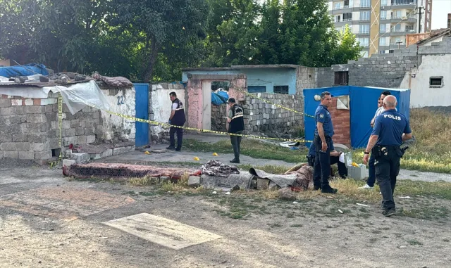 GÜNCELLEME - Kayseri’de 1 kişiyi tabancayla öldüren, 1 kişiyi de bıçakla yaralayan şüpheli yakalandı GÜNCELLEME - Kayseri’de 1 kişiyi tabancayla öldüren, 1 kişiyi de bıçakla yaralayan şüpheli yakalandı