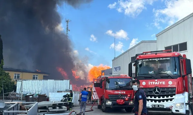 GÜNCELLEME - Kocaeli’de boya fabrikasında çıkan yangın kontrol altına alındı GÜNCELLEME - Kocaeli’de boya fabrikasında çıkan yangın kontrol altına alındı