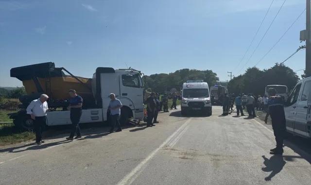 GÜNCELLEME - Kocaeli’de tır ile servis midibüsü çarpıştı, 1’i ağır 26 kişi yaralandı GÜNCELLEME - Kocaeli’de tır ile servis midibüsü çarpıştı, 1’i ağır 26 kişi yaralandı