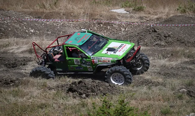 Hakkari’nin Çukurca ilçesindeki festivalde rafting ve off-road heyecanı yaşandı Hakkari’nin Çukurca ilçesindeki festivalde rafting ve off-road heyecanı yaşandı