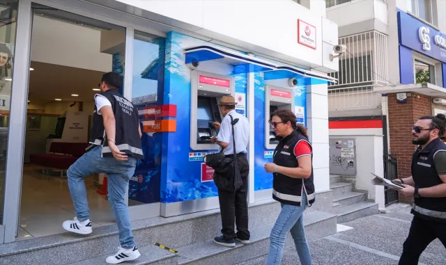 İzmir’de dolandırıcılık ve zimmet operasyonunda 2 şüpheli daha yakalandı İzmir’de dolandırıcılık ve zimmet operasyonunda 2 şüpheli daha yakalandı