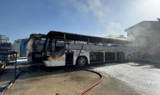 Kocaeli’de çıkan yangında 3 otobüs kullanılamaz hale geldi Kocaeli’de çıkan yangında 3 otobüs kullanılamaz hale geldi