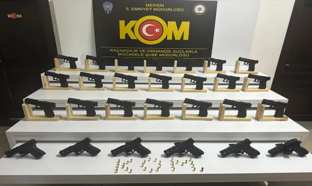 Mersin’de 27 ruhsatsız tabanca ele geçirilen operasyonda yakalanan 3 zanlı tutuklandı Mersin’de 27 ruhsatsız tabanca ele geçirilen operasyonda yakalanan 3 zanlı tutuklandı