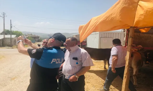 Sivas’ta polis kurban pazarlarında sahte para uyarısı yaptı Sivas’ta polis kurban pazarlarında sahte para uyarısı yaptı