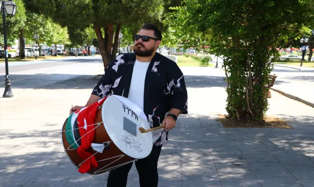 Tekirdağlı "çılgın davulcu" tokmağını Filistin’deki acıları duyurmak için vurdu Tekirdağlı "çılgın davulcu" tokmağını Filistin’deki acıları duyurmak için vurdu